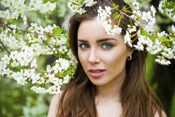 Close up portrait of a beautiful young girl on the background of — Stock Photo, Image