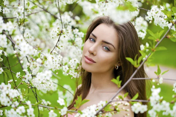 Portret van een mooi jong meisje op de achtergrond van close-up — Stockfoto