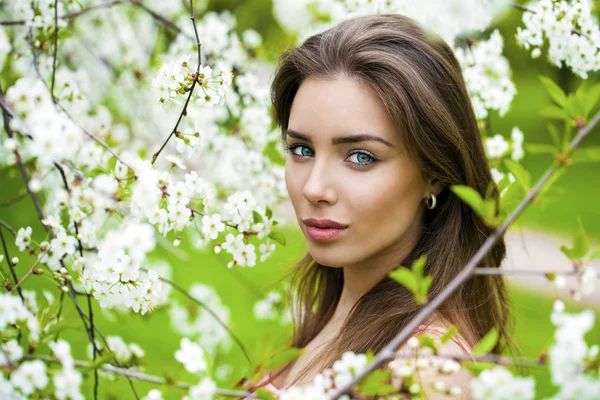 Portret van een mooi jong meisje op de achtergrond van close-up — Stockfoto