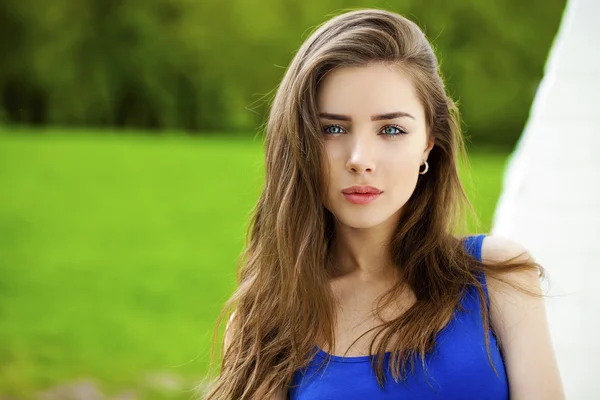 Portret van jonge brunette vrouw — Stockfoto