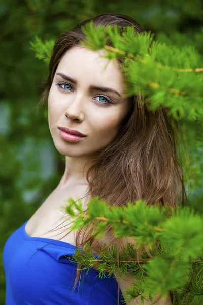 Retrato de una joven morena — Foto de Stock