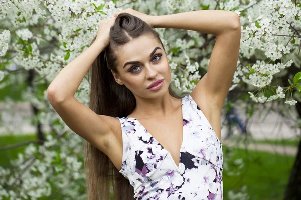 Feliz joven en vestido blanco sobre el fondo primavera f —  Fotos de Stock