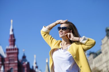 telefon ederken mutlu güzel kız 