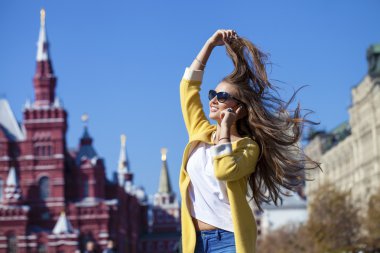 telefon ederken mutlu güzel kız 