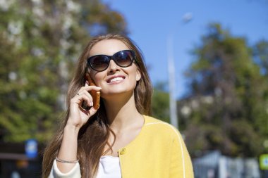 telefon ederken mutlu güzel kız 