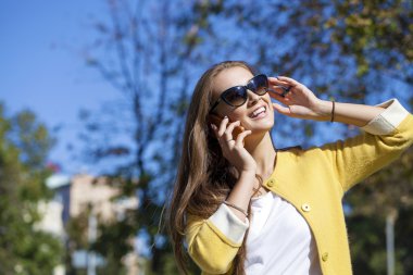 telefon ederken mutlu güzel kız 