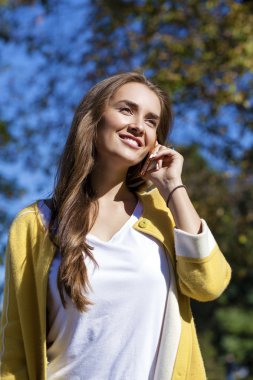 telefon ederken mutlu güzel kız 