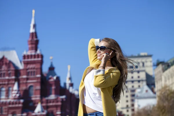 Gelukkig mooi meisje bellen via de telefoon — Stockfoto