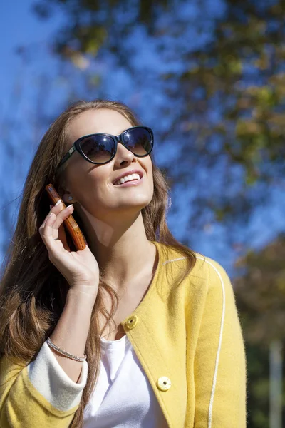 Menina bonita feliz chamando por telefone — Fotografia de Stock