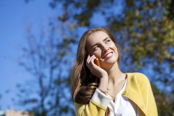 Happy beautiful girl calling by phone — Stock Photo, Image