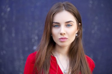 Seksi genç kadın, koyu mavi duvar arka planı