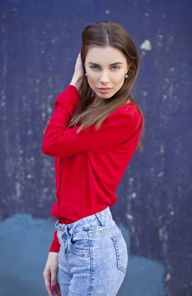 Sexy junge Frau, vor dem Hintergrund der dunkelblauen Wand — Stockfoto