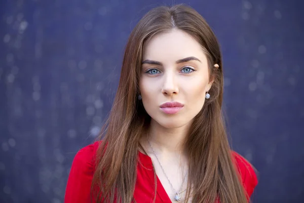 Sexy jeune femme, sur le fond du mur bleu foncé — Photo