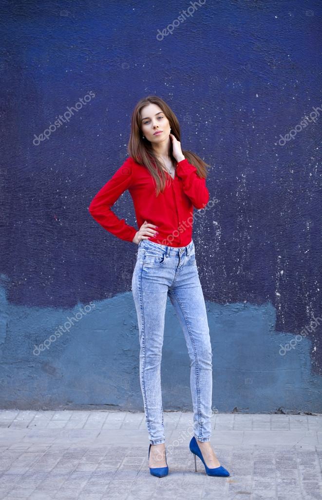 фотосессия в синих джинсах. девочка в синих джинсах. эмма маккей в джинсах. девочка в синих джинсах. узкие джинсы.