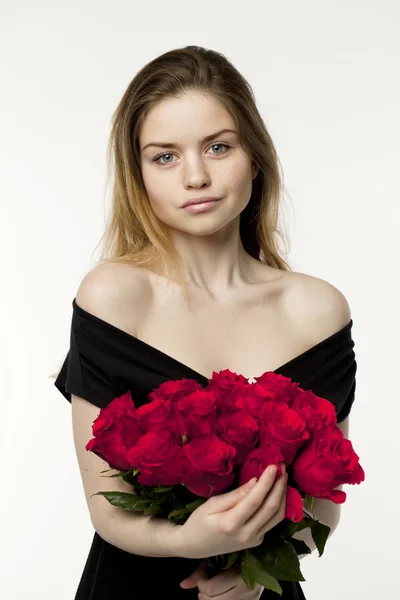 Portrait d'une jeune belle fille avec un bouquet de roses rouges — Photo