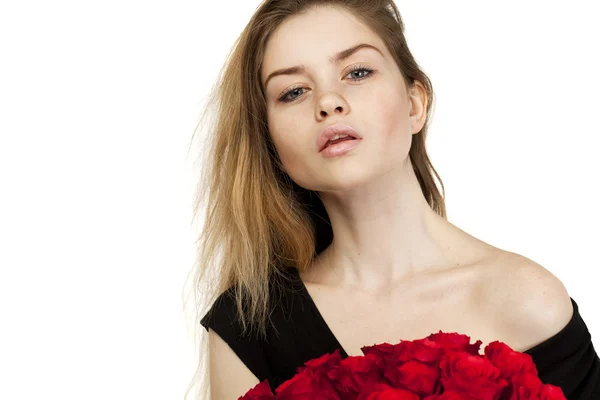 Portret młodej dziewczyny, piękny bukiet czerwonych róż — Zdjęcie stockowe