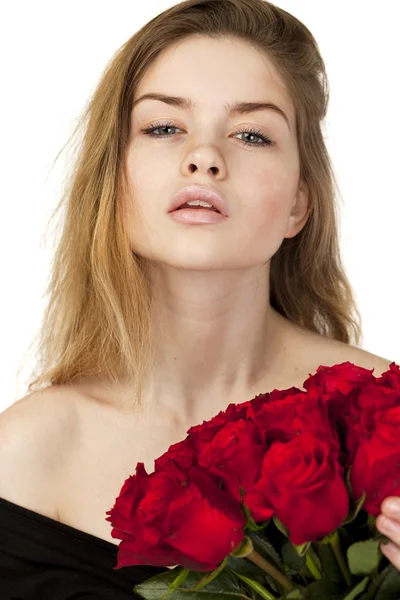 Porträt eines jungen schönen Mädchens mit einem Strauß roter Rosen — Stockfoto