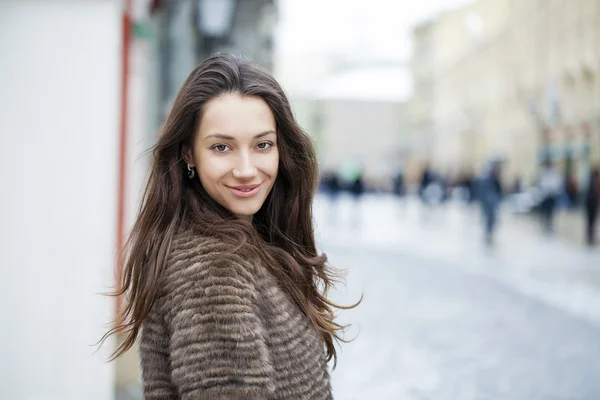 Jeune belle femme en manteau de vison élégant — Photo