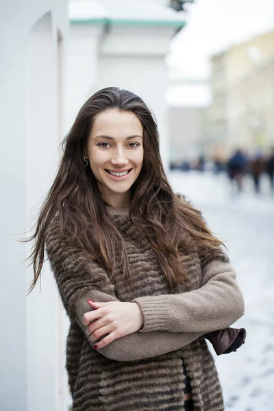 Jeune belle femme en manteau de vison élégant — Photo