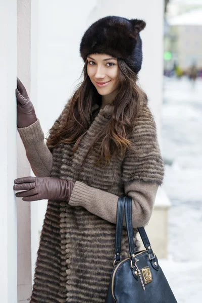 Mujer hermosa joven en abrigo de visón con estilo —  Fotos de Stock