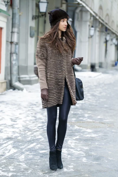Jonge mooie vrouw in stijlvolle nerts jas — Stockfoto