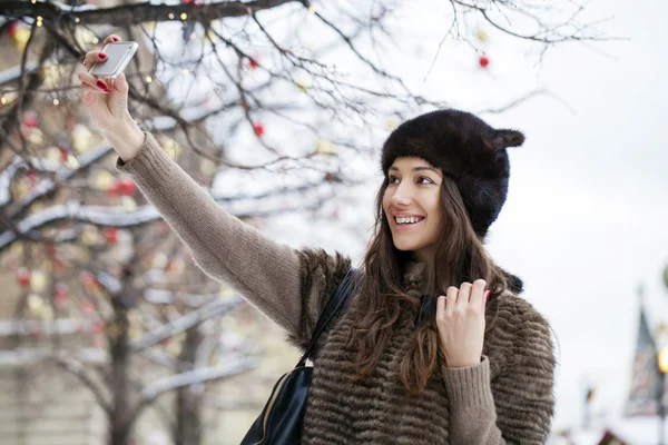 Genç güzel kadın turist üstünde hareket eden telefon fotoğraf çekmek — Stok fotoğraf