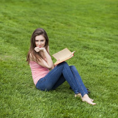 genç güzel kız açık bir kitap okuma