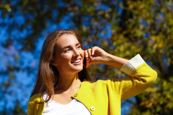 Jeune belle femme heureuse appelant par téléphone à Moscou — Photo