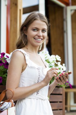 Mutlu güzel sarışın kız bir yaz sokakta telefonla arama