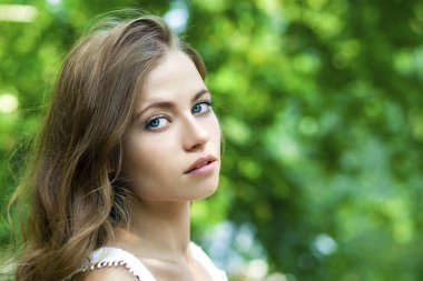 Genç, güzel sarışın kadın. 