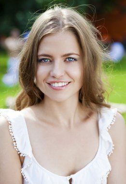 Genç, güzel sarışın kadın. 