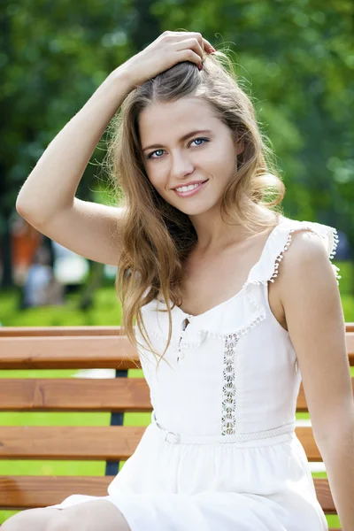 Mladá krásná žena — Stock fotografie