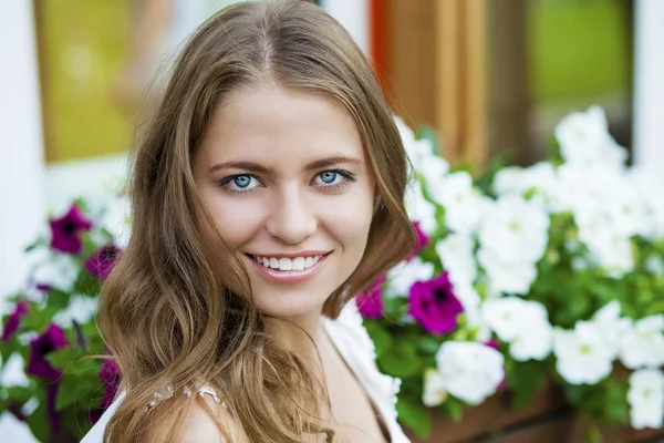 Junge schöne Frau — Stockfoto