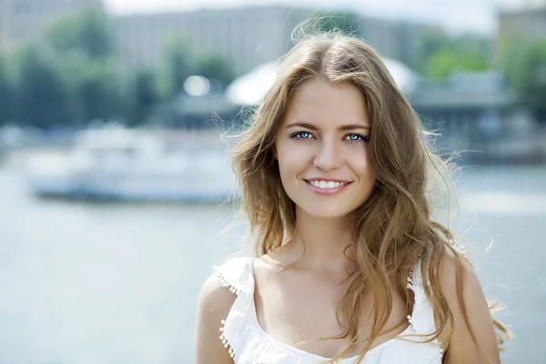 Young beautiful woman in green dress posing outdoors in sunny we — Stock Photo, Image