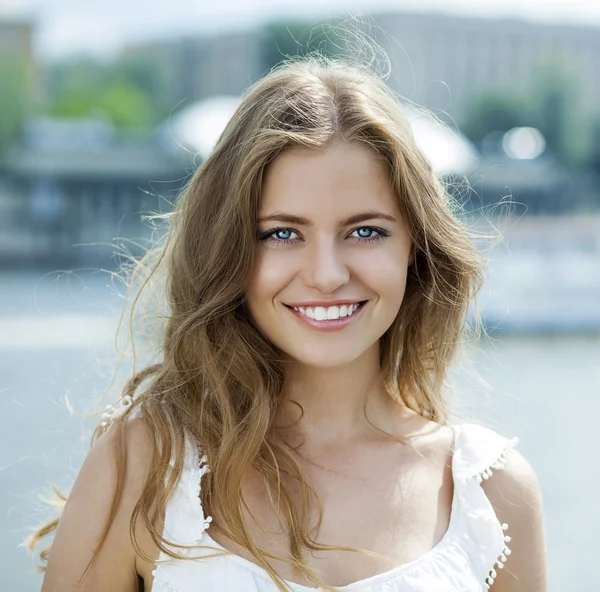 Young beautiful woman in green dress posing outdoors in sunny we — Stock Photo, Image