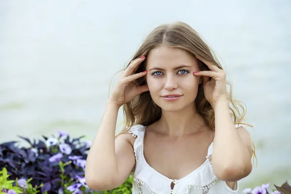 Ung vacker blond kvinna — Stockfoto