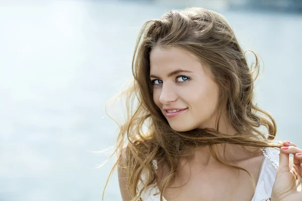 Jovem mulher bonita em vestido verde posando ao ar livre em ensolarado nós — Fotografia de Stock