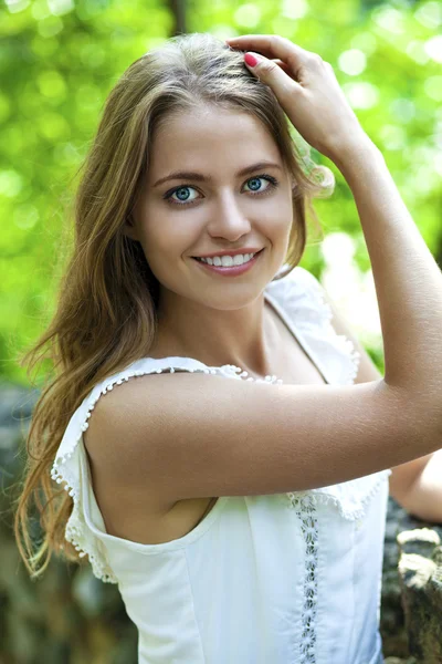 Jovem mulher bonita em vestido verde posando ao ar livre em ensolarado nós — Fotografia de Stock