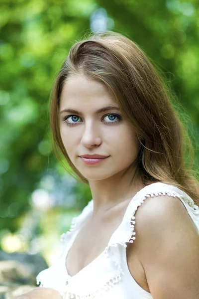 Jong mooi blond vrouw — Stockfoto