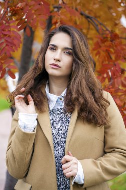 Bej bir palto Genç İtalyanlar portresi 