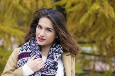 Genç İtalyanlar bir bej ceket ve başında bir fular örgü