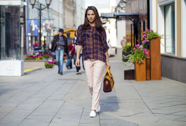 Porträtt av en vacker modern kvinna på gatan — Stockfoto