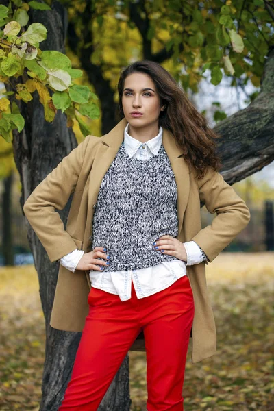 Retrato de jóvenes italianos en abrigo beige —  Fotos de Stock