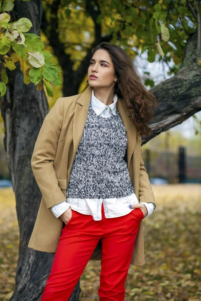 Portrait de jeunes Italiens en manteau beige — Photo