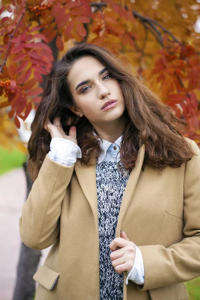 Portret van de jonge Italianen in beige jas — Stockfoto