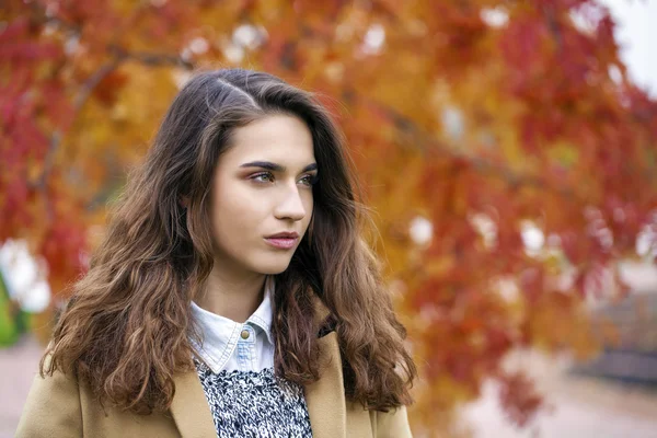 Retrato de jóvenes italianos en abrigo beige —  Fotos de Stock