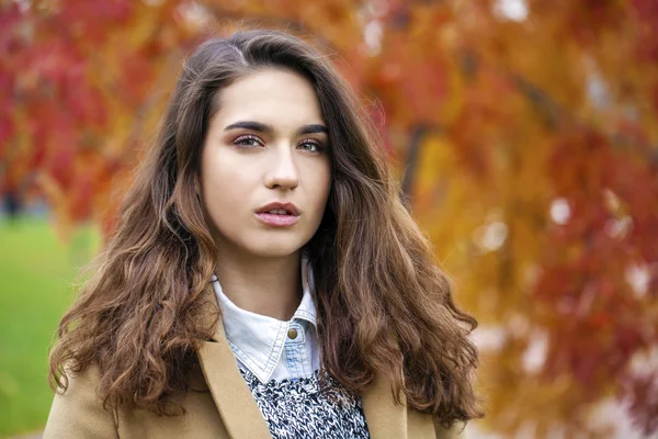 Retrato de jóvenes italianos en abrigo beige — Foto de Stock