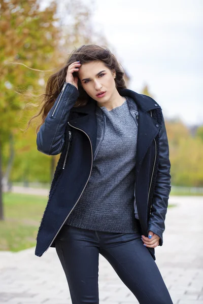 Bela jovem mulher andando no parque de outono — Fotografia de Stock