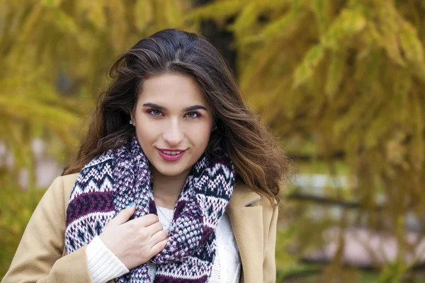 Junge Italienerinnen in einem beigen Mantel und stricken sich einen Schal um den Kopf — Stockfoto