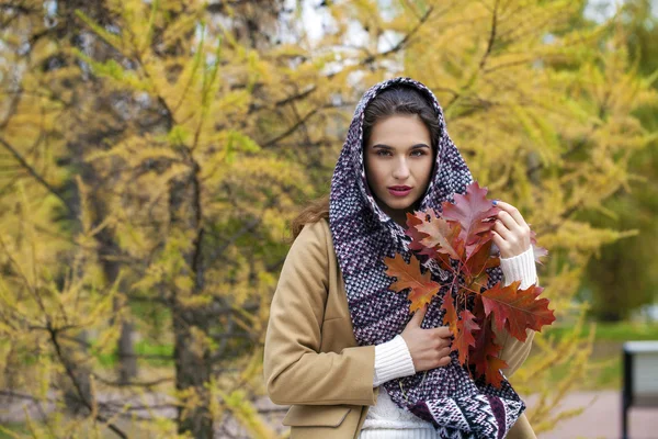 Young Italians in a beige coat and knit a scarf on her head — Stock Photo, Image